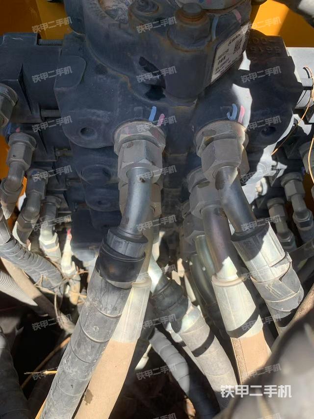 回转马达和主控阀（整机外观）