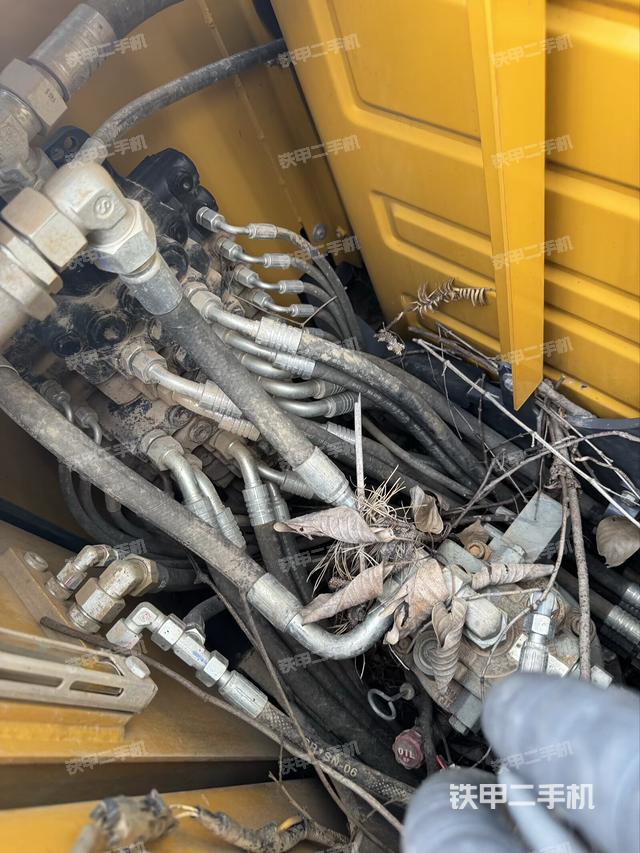 回转马达和主控阀（整机外观）