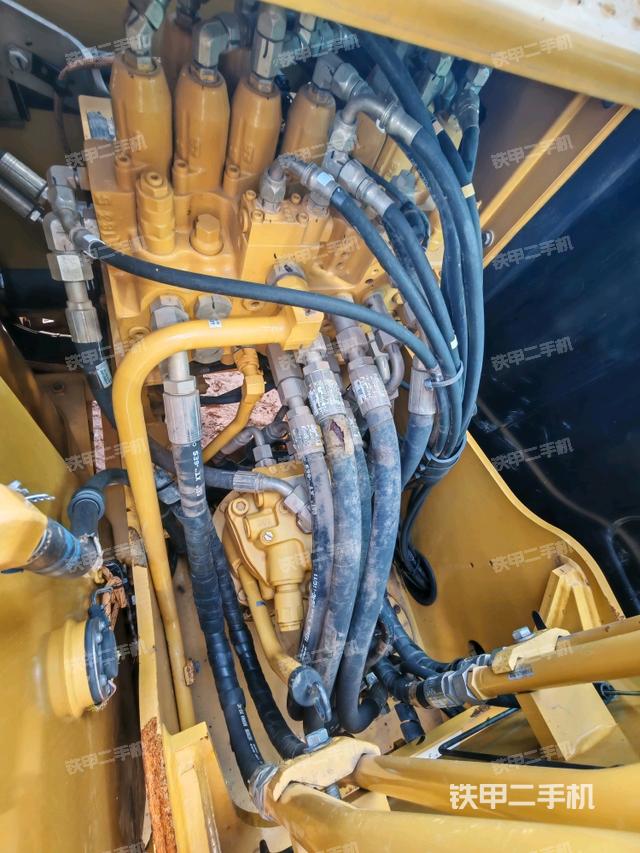 回转马达和主控阀（整机外观）