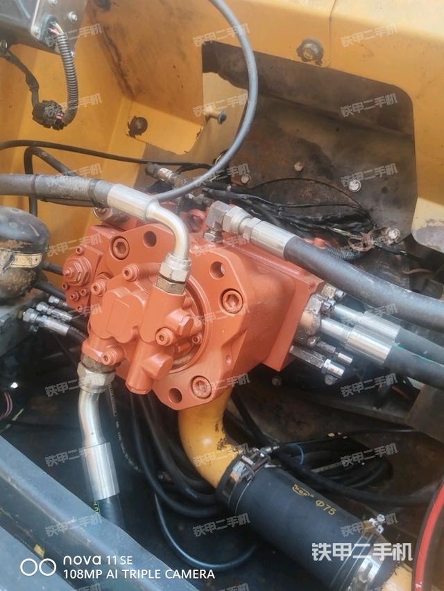 液压泵舱室正面整体（整机外观）