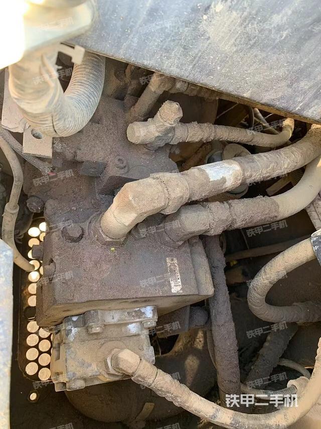 液压泵舱室正面整体（整机外观）