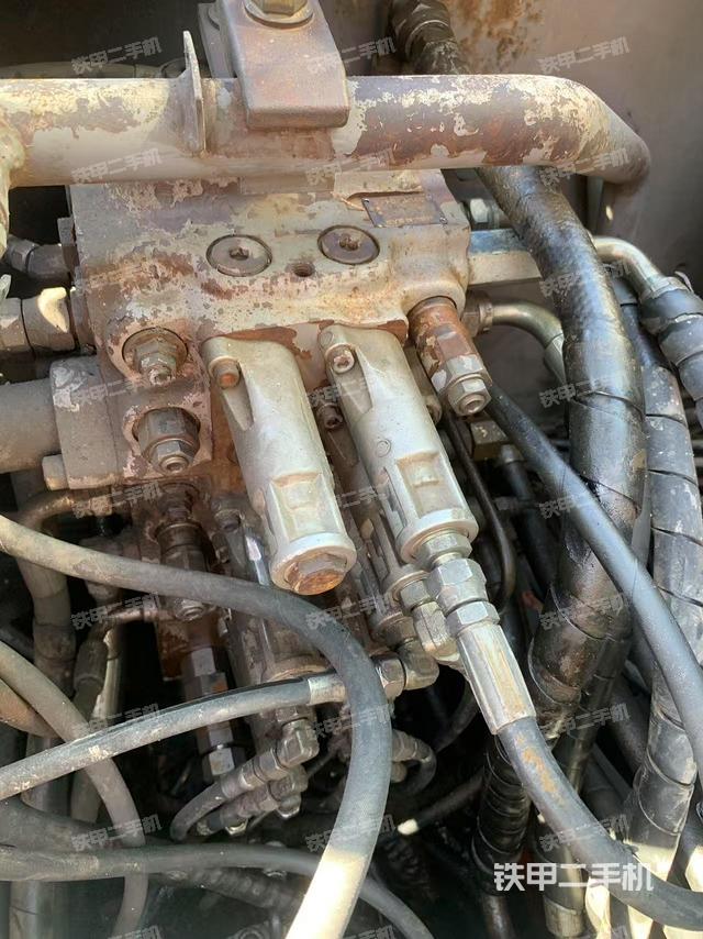 回转马达和主控阀（整机外观）