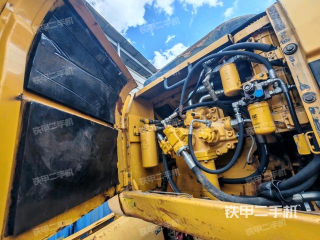 液压泵舱室正面整体（整机外观）