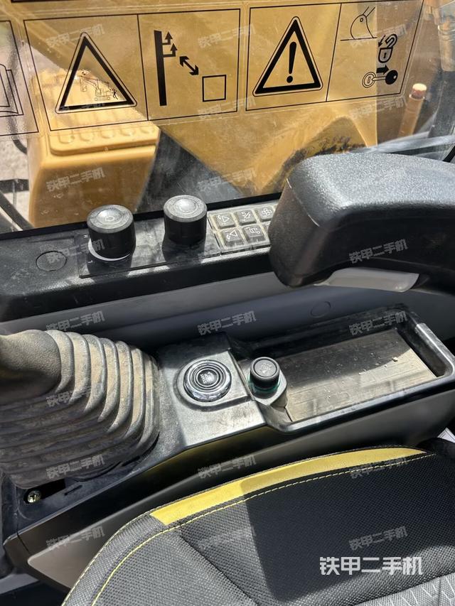 座椅左侧控制台/音响/含左手柄（驾驶室部分）