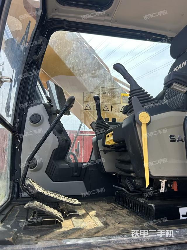 行走控制手柄和踏板 俯拍（驾驶室部分）