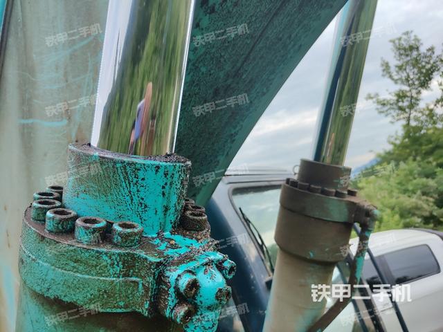 大臂油缸整体 竖拍（工作和回转装置）