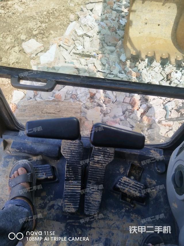 行走控制手柄和踏板 俯拍（驾驶室部分）