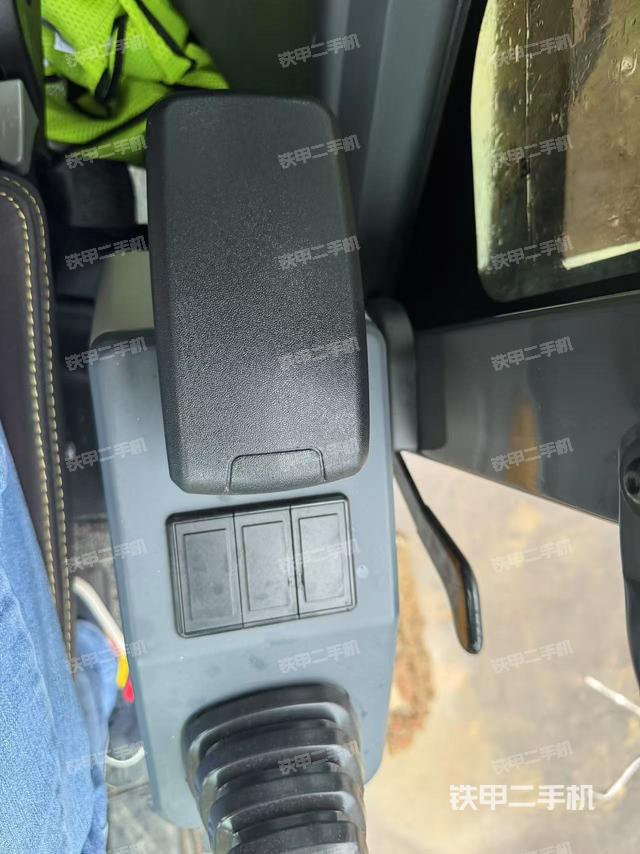 座椅左侧控制台/音响/含左手柄（驾驶室部分）