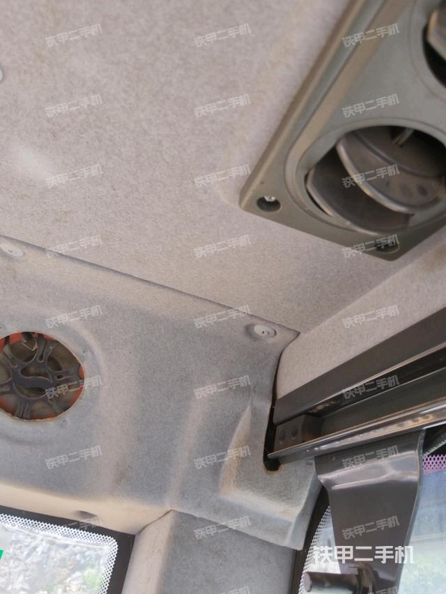 行走控制手柄和踏板 俯拍（驾驶室部分）