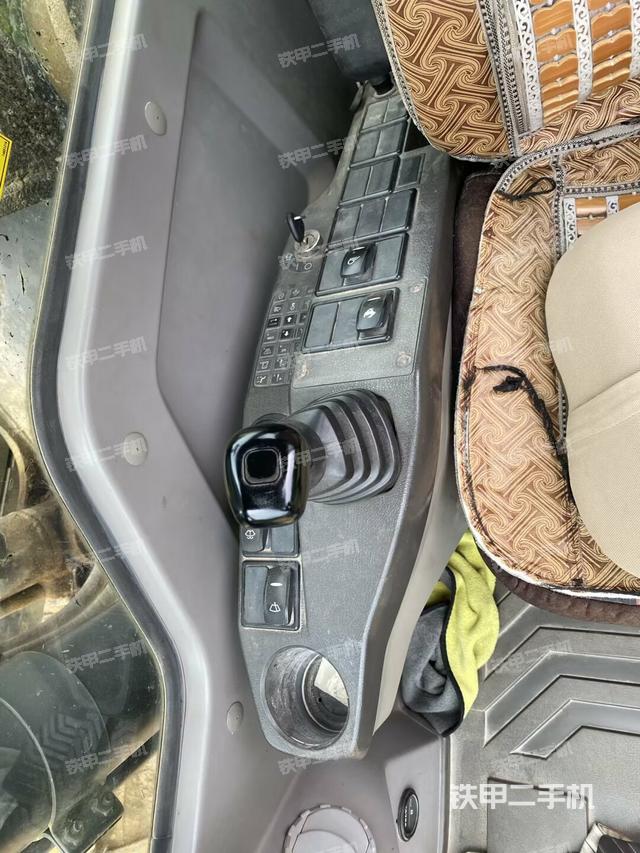 座椅右側(cè)控制臺/鑰匙門/油門/含右手柄（駕駛室部分）