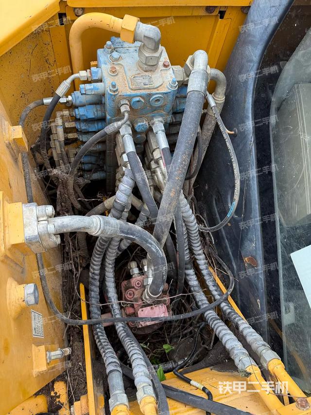 回轉馬達和主控閥（整機外觀）