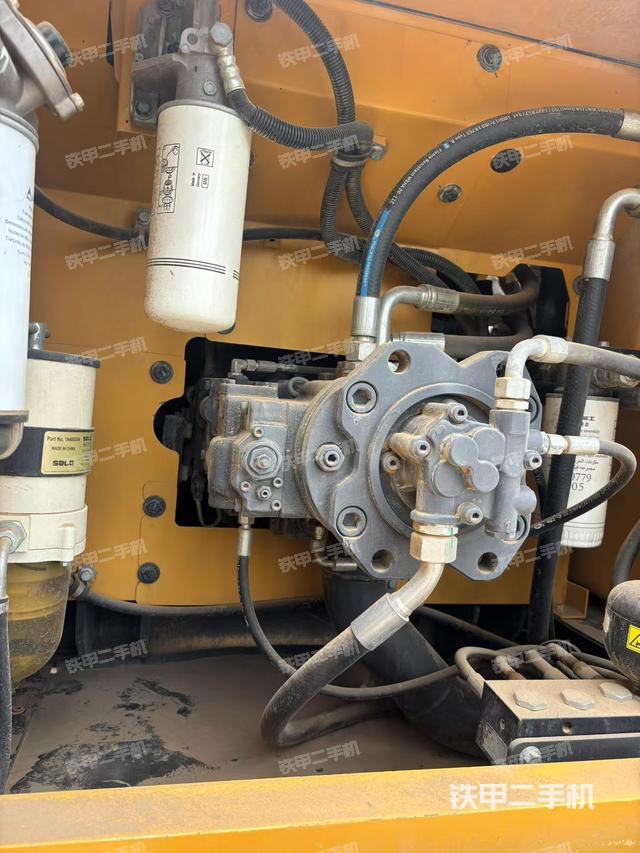 液壓泵艙室正面整體（整機外觀）