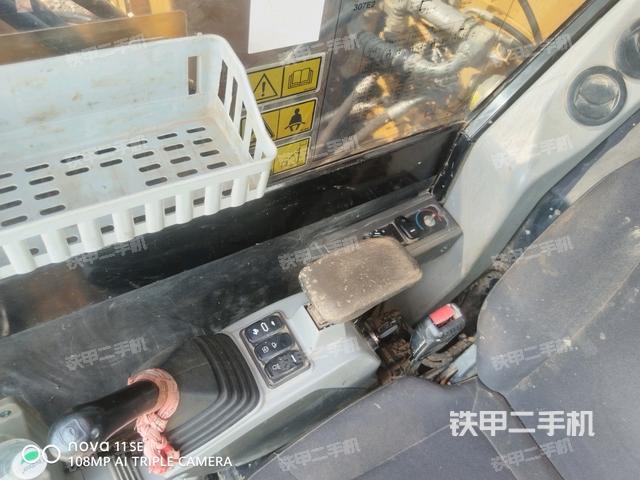 座椅右侧控制台/钥匙门/油门/含右手柄（驾驶室部分）