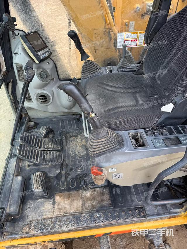 駕駛室整體（整機外觀）