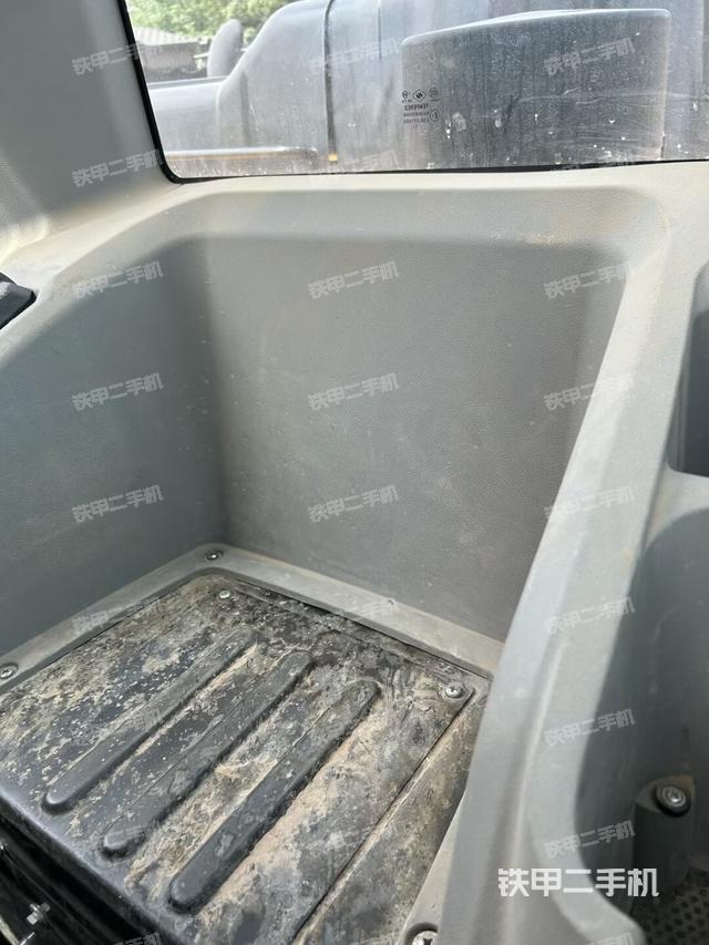 行走控制手柄和踏板 俯拍（驾驶室部分）