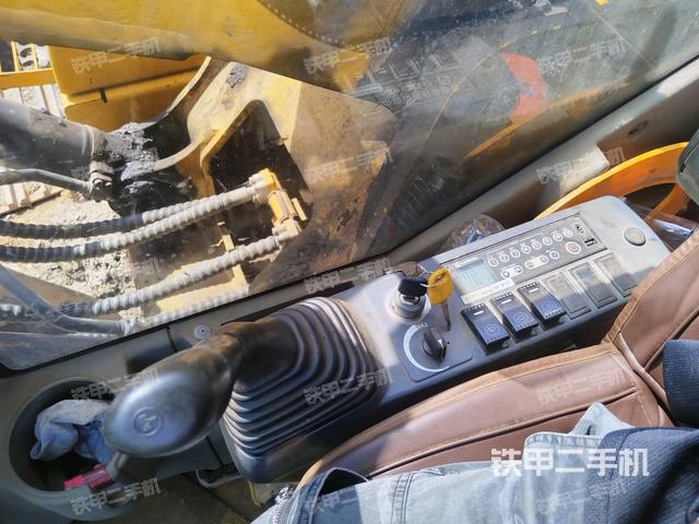 座椅右侧控制台/钥匙门/油门/含右手柄（驾驶室部分）