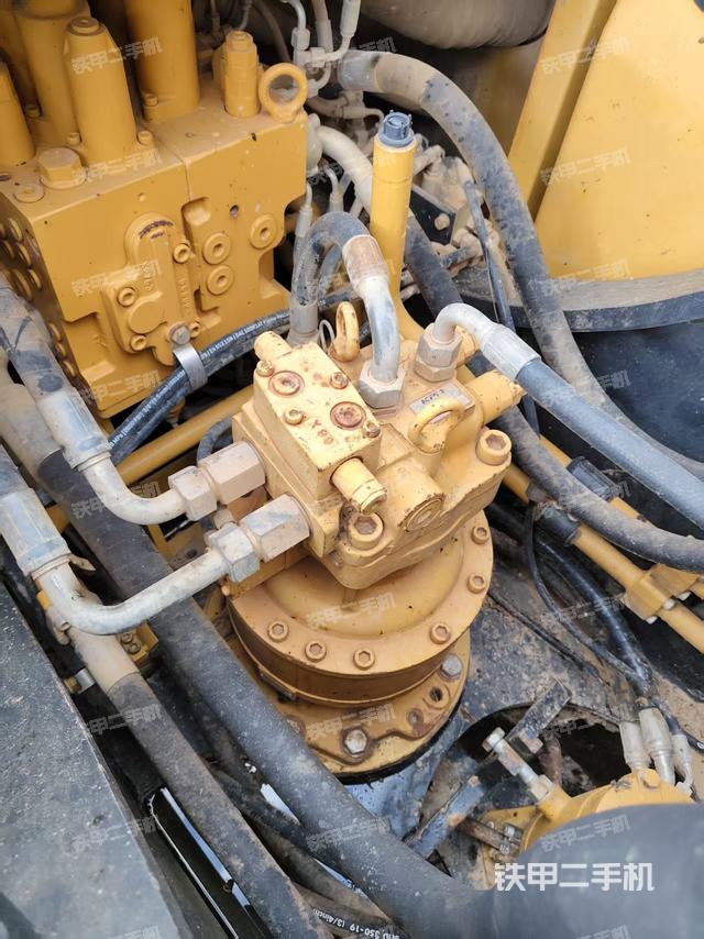 回轉(zhuǎn)馬達(dá)和主控閥（整機(jī)外觀）