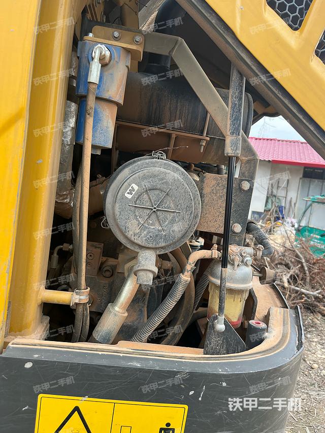 液壓泵艙室正面整體(整機(jī)外觀) 液壓泵艙室正面整體(整機(jī)外觀)