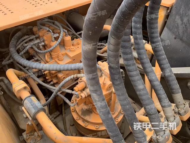 回轉(zhuǎn)馬達和主控閥(整機外觀) 回轉(zhuǎn)馬達和主控閥(整機外觀)