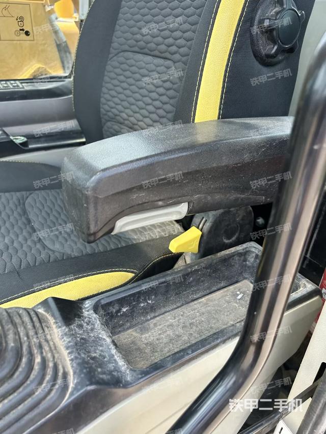 座椅右侧控制台/钥匙门/油门/含右手柄（驾驶室部分）