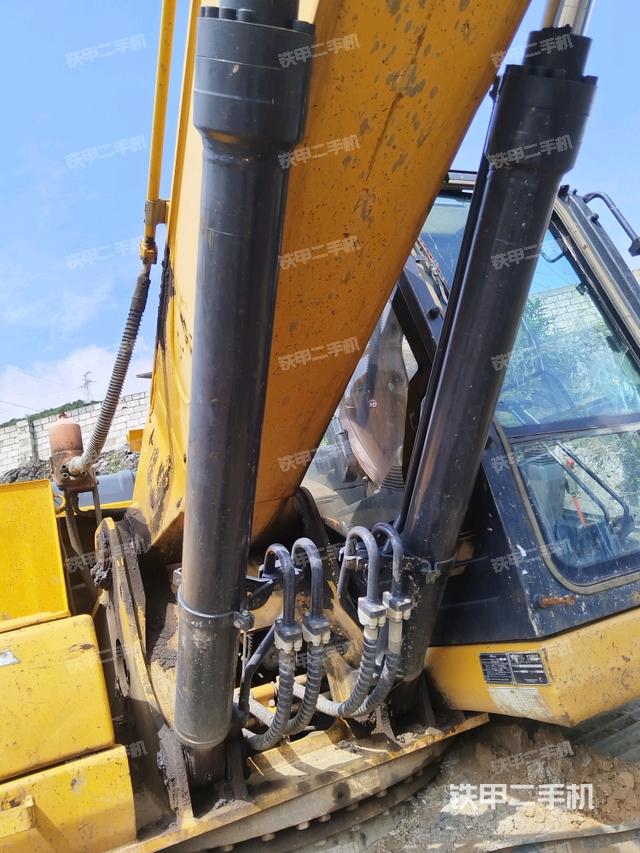 大臂油缸整体 竖拍（工作和回转装置）