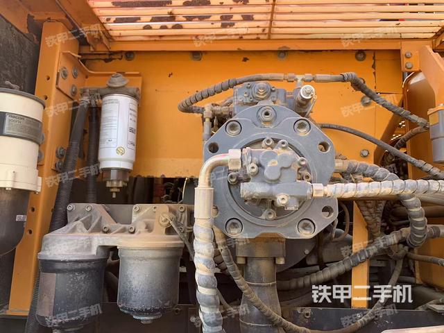 液压泵舱室正面整体（整机外观）