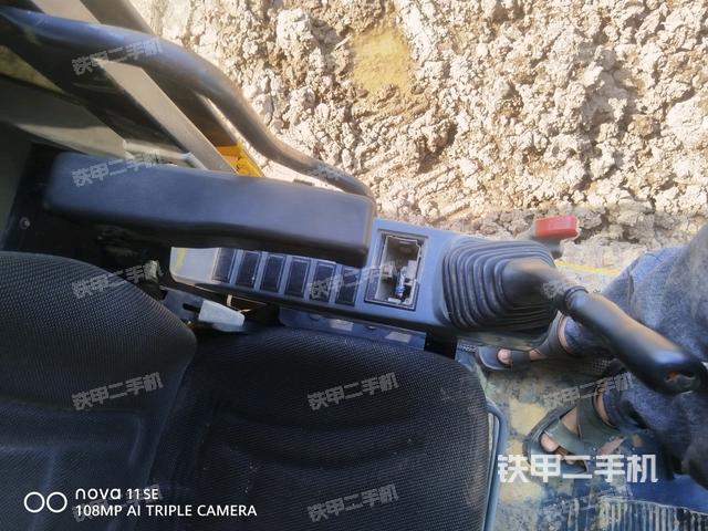 座椅左侧控制台/音响/含左手柄（驾驶室部分）