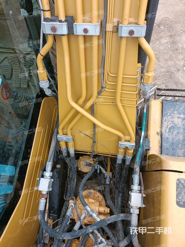 大臂油缸整体 竖拍（工作和回转装置）