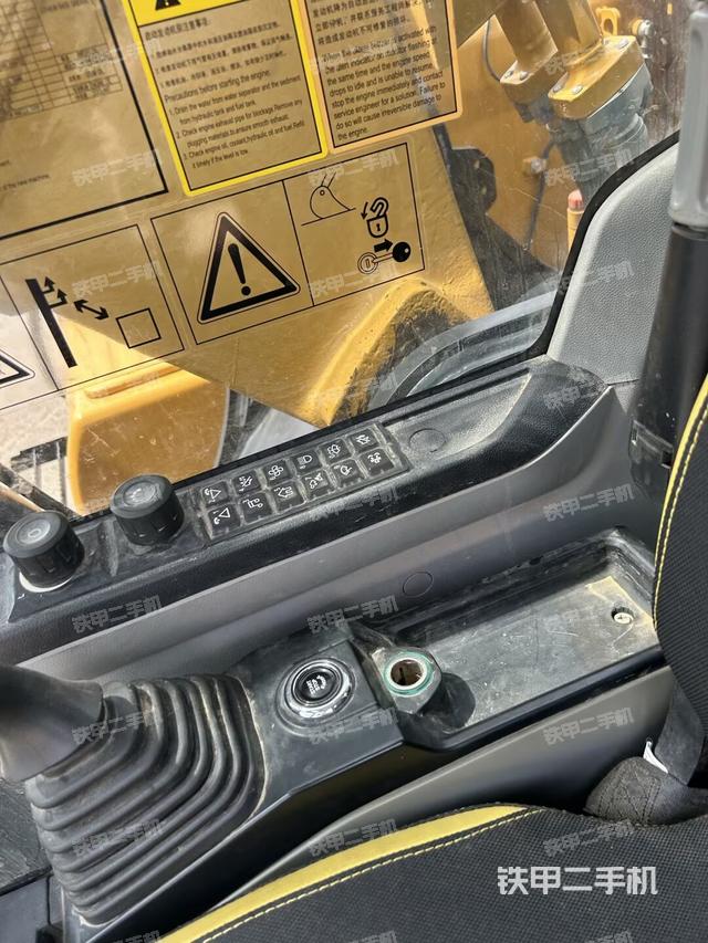 座椅左侧控制台/音响/含左手柄（驾驶室部分）