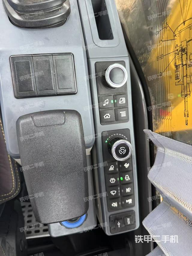 座椅右侧控制台/钥匙门/油门/含右手柄（驾驶室部分）