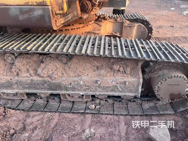 單側(cè)履帶整體(整機(jī)外觀) 單側(cè)履帶整體(整機(jī)外觀)