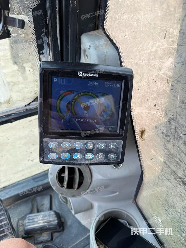 駕駛室頂部（整機外觀）