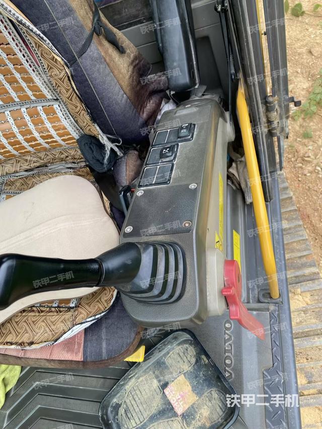 座椅左側(cè)控制臺/音響/含左手柄（駕駛室部分）