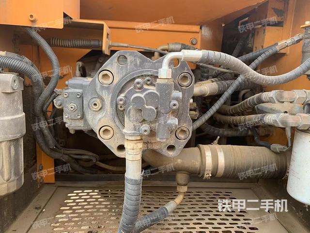 液压泵舱室正面整体（整机外观）