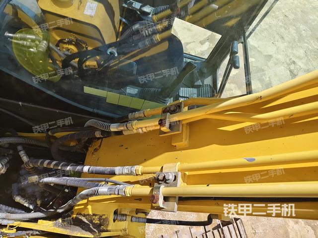 液压泵舱室正面整体（整机外观）