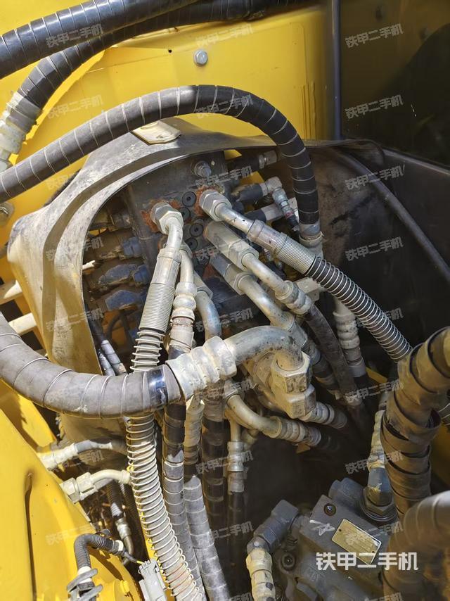 回转马达和主控阀（整机外观）