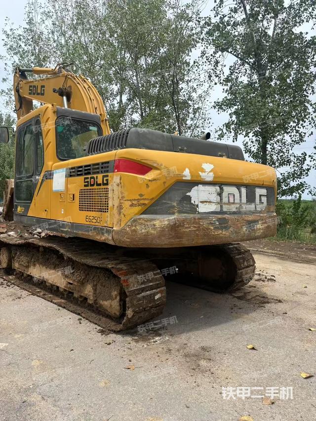 駕駛室頂部（整機外觀）