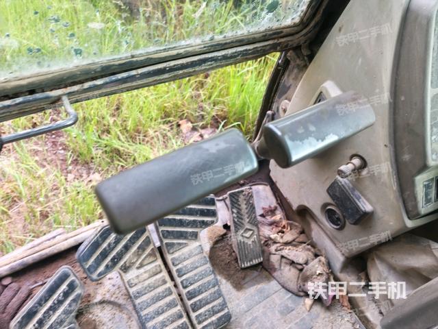 行走控制手柄和踏板 俯拍（驾驶室部分）