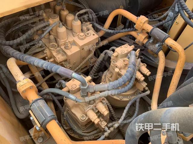 回转马达和主控阀（整机外观）