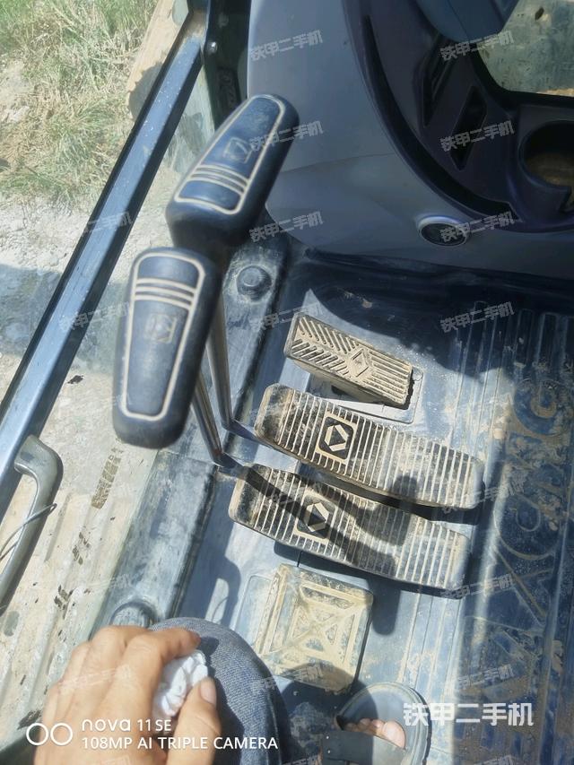 行走控制手柄和踏板 俯拍（驾驶室部分）