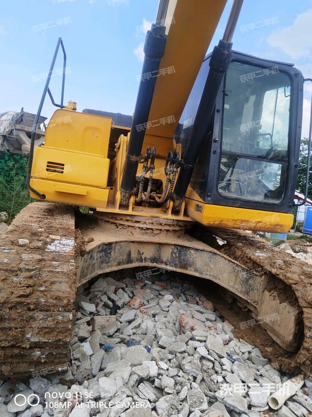 大臂油缸整体 竖拍（工作和回转装置）