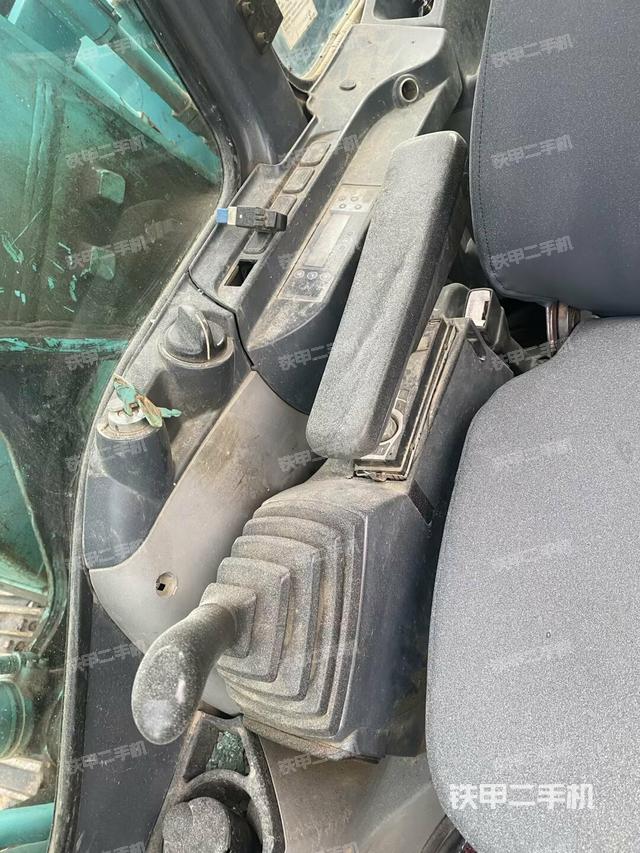 座椅右側控制臺/鑰匙門/油門/含右手柄（駕駛室部分）