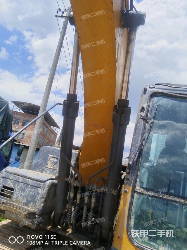 大臂油缸整体 竖拍（工作和回转装置）