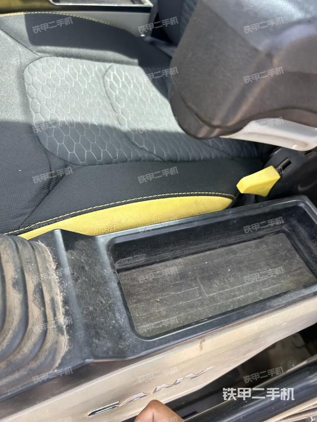 座椅右侧控制台/钥匙门/油门/含右手柄（驾驶室部分）