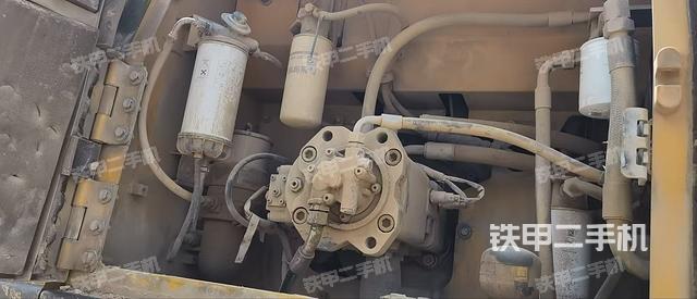 液压泵舱室正面整体（整机外观）