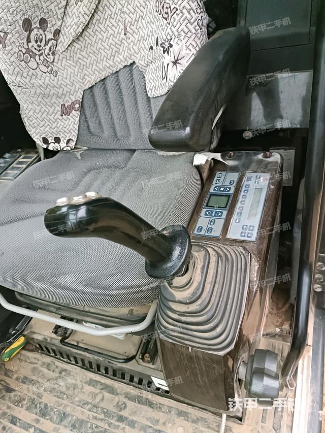 座椅左侧控制台/音响/含左手柄（驾驶室部分）