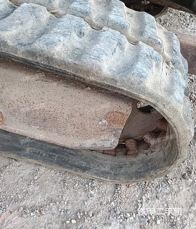 單側(cè)履帶整體(整機(jī)外觀) 單側(cè)履帶整體(整機(jī)外觀)