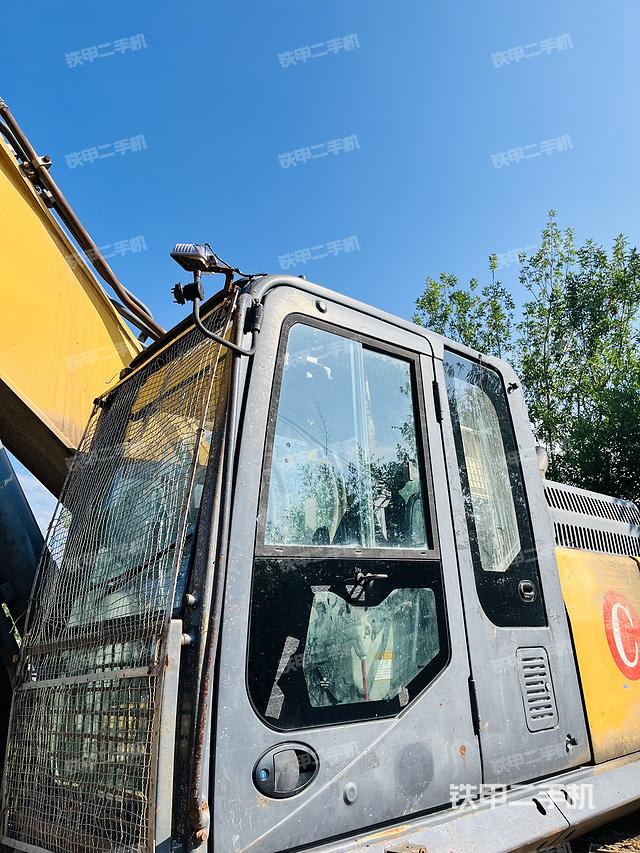 駕駛室整體(整機(jī)外觀) 駕駛室整體(整機(jī)外觀)