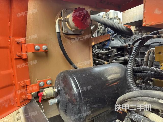 液壓泵艙室正面整體（整機(jī)外觀）