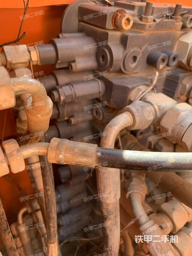 回转马达和主控阀（整机外观）